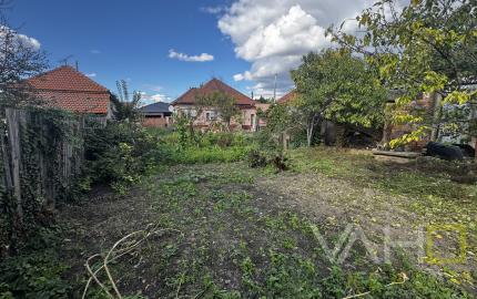 🏡 Na predaj: tehlový rodinný dom s veľkým pozemkom v obci Váhovce – ideálny na rekonštrukciu alebo výstavbu nového domu 🌿