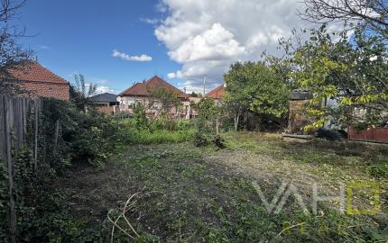 🏡 Na predaj: tehlový rodinný dom s veľkým pozemkom v obci Váhovce – ideálny na rekonštrukciu alebo výstavbu nového domu 🌿