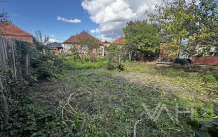 🏡 Na predaj: tehlový rodinný dom s veľkým pozemkom v obci Váhovce – ideálny na rekonštrukciu alebo výstavbu nového domu 🌿