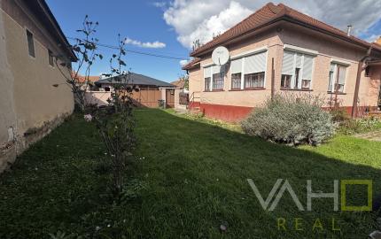 🏡 Na predaj: tehlový rodinný dom s veľkým pozemkom v obci Váhovce – ideálny na rekonštrukciu alebo výstavbu nového domu 🌿