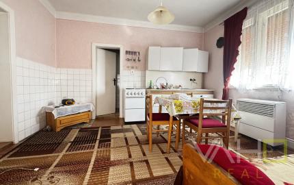 🏡 Na predaj: tehlový rodinný dom s veľkým pozemkom v obci Váhovce – ideálny na rekonštrukciu alebo výstavbu nového domu 🌿