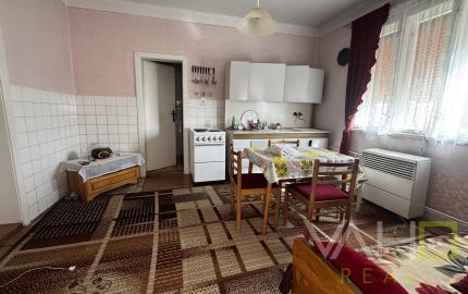 🏡 Na predaj: tehlový rodinný dom s veľkým pozemkom v obci Váhovce – ideálny na rekonštrukciu alebo výstavbu nového domu 🌿