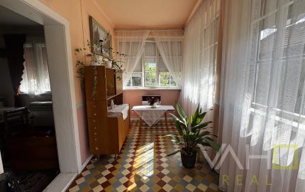 🏡 Na predaj: tehlový rodinný dom s veľkým pozemkom v obci Váhovce – ideálny na rekonštrukciu alebo výstavbu nového domu 🌿