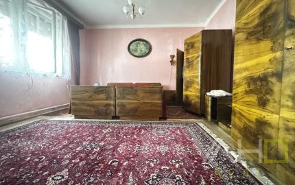 🏡 Na predaj: tehlový rodinný dom s veľkým pozemkom v obci Váhovce – ideálny na rekonštrukciu alebo výstavbu nového domu 🌿