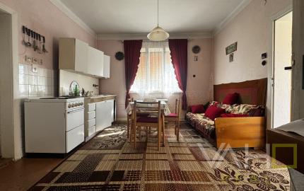 🏡 Na predaj: tehlový rodinný dom s veľkým pozemkom v obci Váhovce – ideálny na rekonštrukciu alebo výstavbu nového domu 🌿