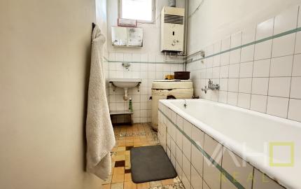 🏡 Na predaj: tehlový rodinný dom s veľkým pozemkom v obci Váhovce – ideálny na rekonštrukciu alebo výstavbu nového domu 🌿