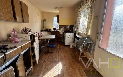 🏡 Na predaj: tehlový rodinný dom s veľkým pozemkom v obci Váhovce – ideálny na rekonštrukciu alebo výstavbu nového domu 🌿