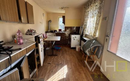 🏡 Na predaj: tehlový rodinný dom s veľkým pozemkom v obci Váhovce – ideálny na rekonštrukciu alebo výstavbu nového domu 🌿