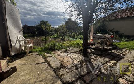 🏡 Na predaj: tehlový rodinný dom s veľkým pozemkom v obci Váhovce – ideálny na rekonštrukciu alebo výstavbu nového domu 🌿