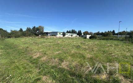 NA PREDAJ STAVEBNÝ POZEMOK Kamenný mlyn, 748m2, všetky IS