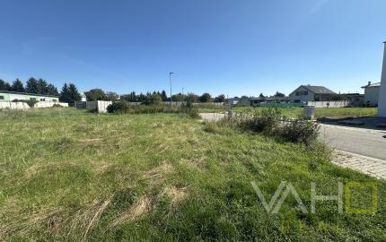 NA PREDAJ STAVEBNÝ POZEMOK Kamenný mlyn, 748m2, všetky IS