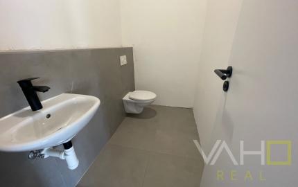 NOVÁ ADMINISTRATÍVNA BUDOVA s výborným napojením na diaľnicu, Zavarská ul. Trnava