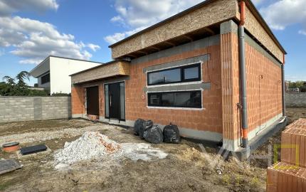 Moderná novostavba RD, pozemok 600m2, zastavaná plocha 179m2, garáž