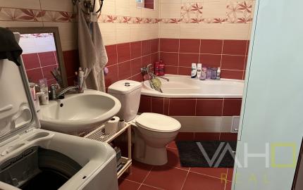 Na predaj TEHLOVÝ 2-izbový byt, vlastné park. miesto,  Hlohovec