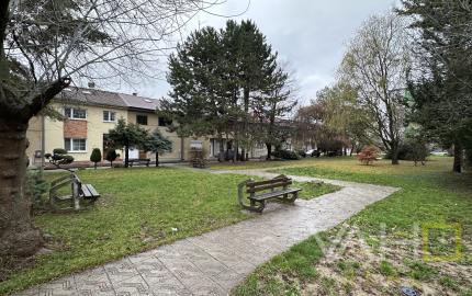 NA PREDAJ! 2-izbový byt v obľúbenej lokalite Vrbového