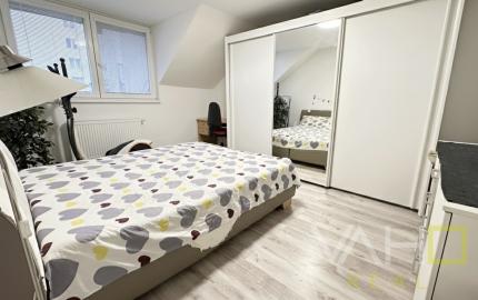 NA PREDAJ! 2-izbový byt v obľúbenej lokalite Vrbového