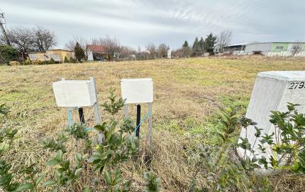 NA PREDAJ STAVEBNÝ POZEMOK Kamenný mlyn, 617m2, všetky IS