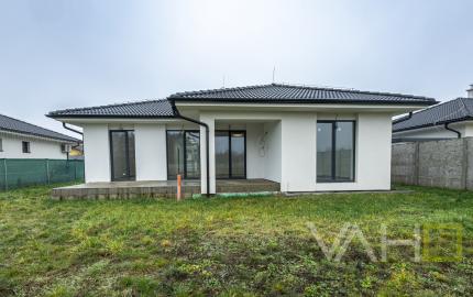 REZERVOVANÉ! Moderný 4-izbový bungalov v novej rezidenčnej štvrti – Nové Zámky