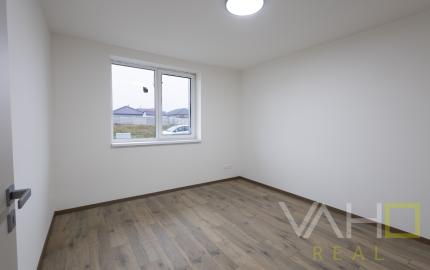 REZERVOVANÉ! Moderný 4-izbový bungalov v novej rezidenčnej štvrti – Nové Zámky