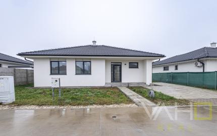 REZERVOVANÉ! Moderný 4-izbový bungalov v novej rezidenčnej štvrti – Nové Zámky