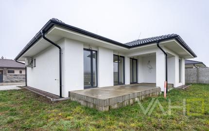 REZERVOVANÉ! Moderný 4-izbový bungalov v novej rezidenčnej štvrti – Nové Zámky