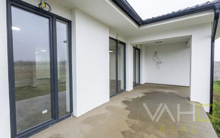 REZERVOVANÉ! Moderný 4-izbový bungalov v novej rezidenčnej štvrti – Nové Zámky