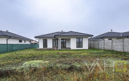 REZERVOVANÉ! Moderný 4-izbový bungalov v novej rezidenčnej štvrti – Nové Zámky