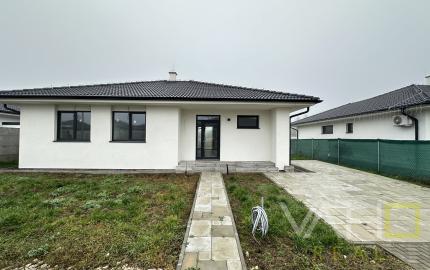 REZERVOVANÉ! Moderný 4-izbový bungalov v novej rezidenčnej štvrti – Nové Zámky