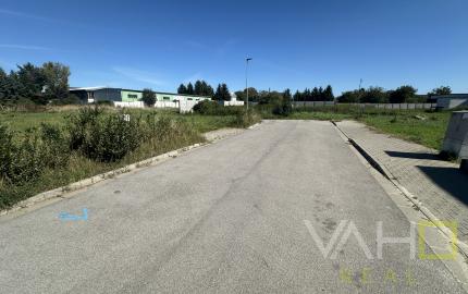 NA PREDAJ STAVEBNÝ POZEMOK Kamenný mlyn, 748m2, všetky IS