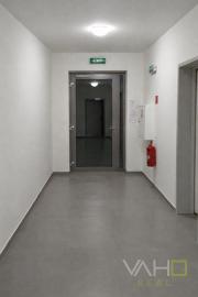 PREDAJ Výnimočný 2-izbový byt s predzáhradkou priamo pri golfovom ihrisku – Hrubá Borša