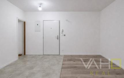 PREDAJ Výnimočný 2-izbový byt s predzáhradkou priamo pri golfovom ihrisku – Hrubá Borša