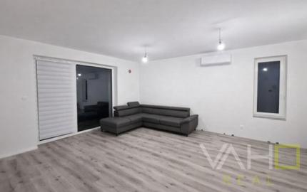 PREDAJ Výnimočný 2-izbový byt s predzáhradkou priamo pri golfovom ihrisku – Hrubá Borša