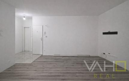 PREDAJ Výnimočný 2-izbový byt s predzáhradkou priamo pri golfovom ihrisku – Hrubá Borša