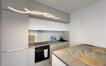 NA PRENÁJOM - Elegantný 2 izbový byt s parkovacím miestom, Opoj