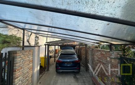 Dvojpodlažný rodinný dom s bazénom a  garážou na ulici Leoša Janáčka v Trnave