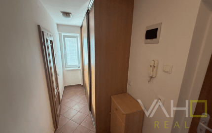 PRENÁJOM, 2 izb. byt v TRNAVE na ulici Š. C. Parráka s GARÁŽOU .