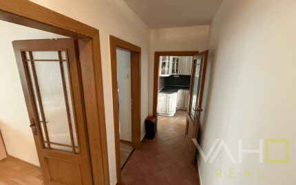 PRENÁJOM, 2 izb. byt v TRNAVE na ulici Š. C. Parráka s GARÁŽOU .