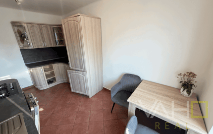 PRENÁJOM, 2 izb. byt v TRNAVE na ulici Š. C. Parráka s GARÁŽOU .