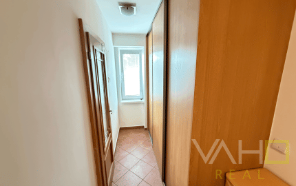 PRENÁJOM, 2 izb. byt v TRNAVE na ulici Š. C. Parráka s GARÁŽOU .