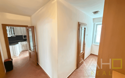 PRENÁJOM, 2 izb. byt v TRNAVE na ulici Š. C. Parráka s GARÁŽOU .