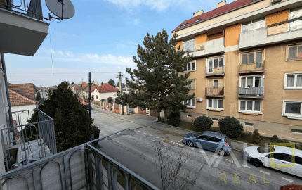 PRENÁJOM, 2 izb. byt v TRNAVE na ulici Š. C. Parráka s GARÁŽOU .