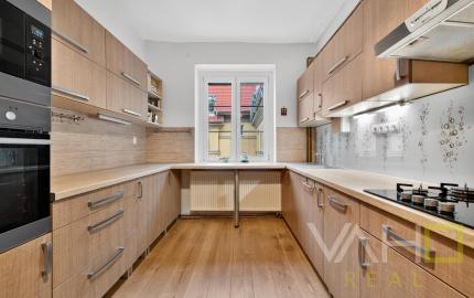 STAROMESTSKÝ 3-IZBOVÝ BYT 90 m² PRI MEDICKEJ ZÁHRADE – BALKÓN DO VNÚTROBLOKU