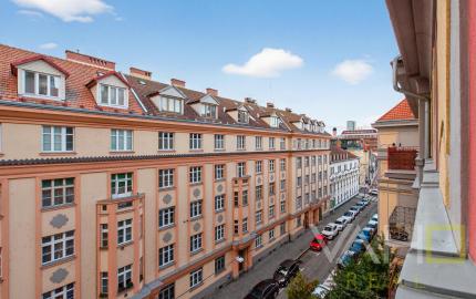 STAROMESTSKÝ 3-IZBOVÝ BYT 90 m² PRI MEDICKEJ ZÁHRADE – BALKÓN DO VNÚTROBLOKU