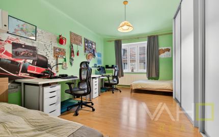 STAROMESTSKÝ 3-IZBOVÝ BYT 90 m² PRI MEDICKEJ ZÁHRADE – BALKÓN DO VNÚTROBLOKU