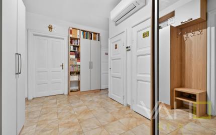 STAROMESTSKÝ 3-IZBOVÝ BYT 90 m² PRI MEDICKEJ ZÁHRADE – BALKÓN DO VNÚTROBLOKU