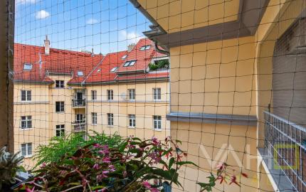 STAROMESTSKÝ 3-IZBOVÝ BYT 90 m² PRI MEDICKEJ ZÁHRADE – BALKÓN DO VNÚTROBLOKU