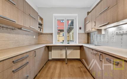 STAROMESTSKÝ 3-IZBOVÝ BYT 90 m² PRI MEDICKEJ ZÁHRADE – BALKÓN DO VNÚTROBLOKU