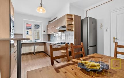 STAROMESTSKÝ 3-IZBOVÝ BYT 90 m² PRI MEDICKEJ ZÁHRADE – BALKÓN DO VNÚTROBLOKU