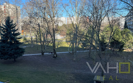 TOP LOKALITA - 3-izbový byt s loggiou a balkónom v Ružinove