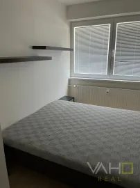 Svetlý 2-izbový byt v Ružinove s parkovacím státím